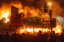 Look, It's like that "Nighthawks" (1942) painting, except it's on fire. Look, It's like that "Nighthawks" (1942) painting, except it's on fire.